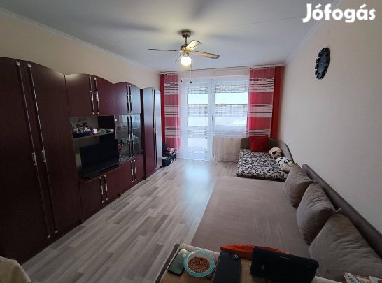 Debrecenben, Tócóskertben, 7.emelet, jó állapotú, erkélyes garzonlakás