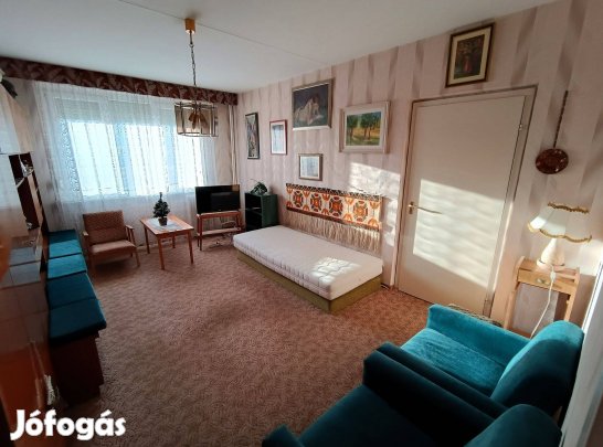 Debrecenben, belvárosban, 7.emeleti, 3+1 félszobás, loggiás lakás!