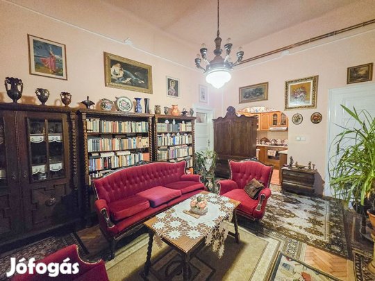 Debrecenben a Mester utcán elegáns, utcafronti házrész eladó! 120nm,