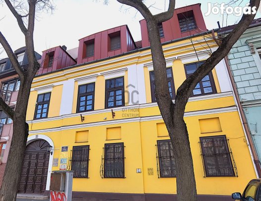 Debrecenben a Szent Anna utcán 960 nm-es irodaház eladó!