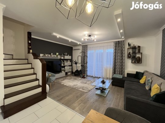 Debrecenben kiváló állapotú 3 szintes sorház ELADÓ!