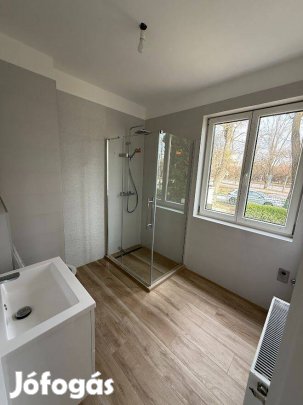 Debrecenben nagyerdőn Komlóssy úton lakás eladó!