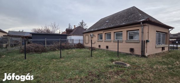 Debrecenen, Csapókertben, forgalmas út mellett, orvosi rendelő eladó!