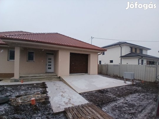 Debreceni 190 nm-es ház eladó
