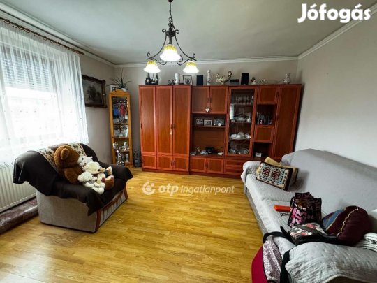 Debreceni 95 nm-es ház eladó