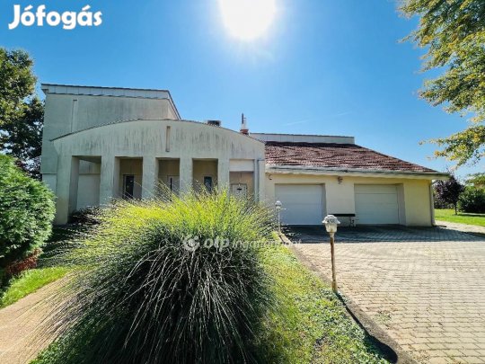 Debreceni eladó 400 nm-es ház