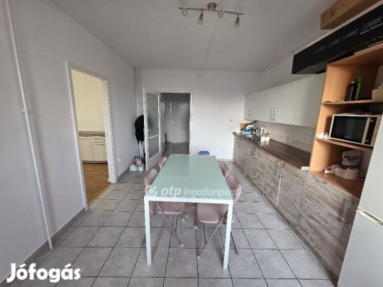 Debreceni eladó 70 nm-es lakás
