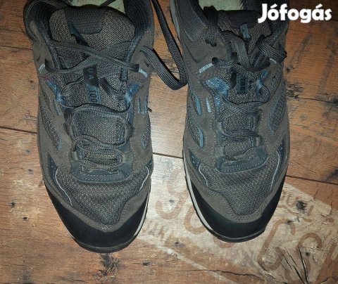 Decathlonban vásárolt Quechua szürke színű túracipő. NH100-as