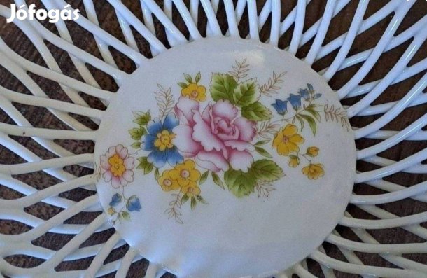 Dekoratív áttört mintájú porcelán tálka