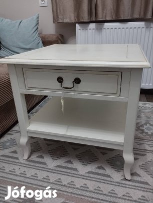 Dekoratív dohanyzó asztalka