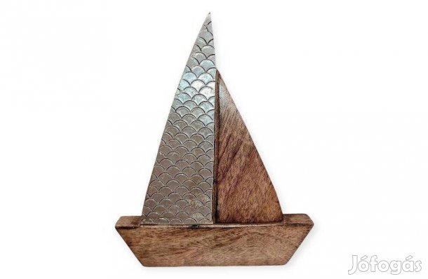Dekoratív fa hajó ezüst díszítéssel elegáns asztali dekoráció