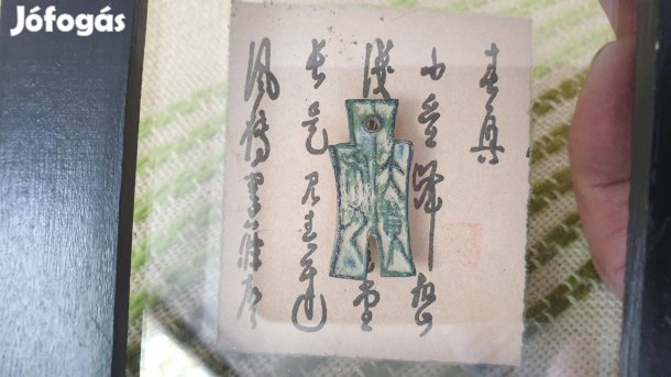 Dekoratív fa keretben ősi kínai érme eladó