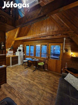Délegyháza legszebb részén hangulatos téliesített faház eladó