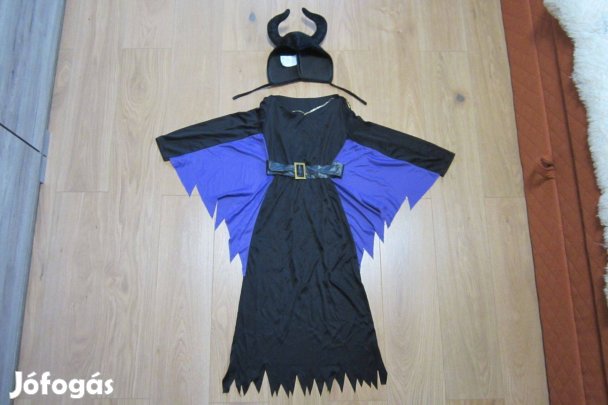 Demona jelmez sapkával