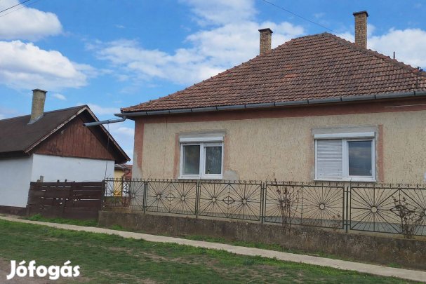 Derecskén 2 szobás családi ház 1698 nm-es telekkel eladó!