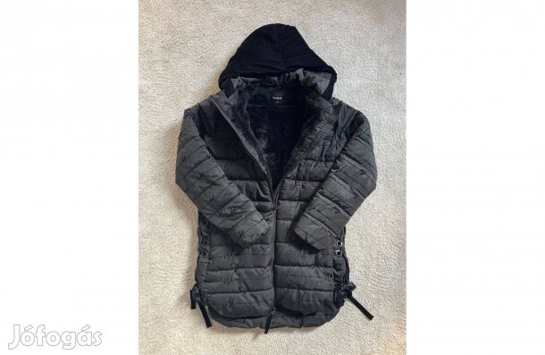 Desigual kifejezetten vastag, mégis nőies téli kabát (40-42), akciós