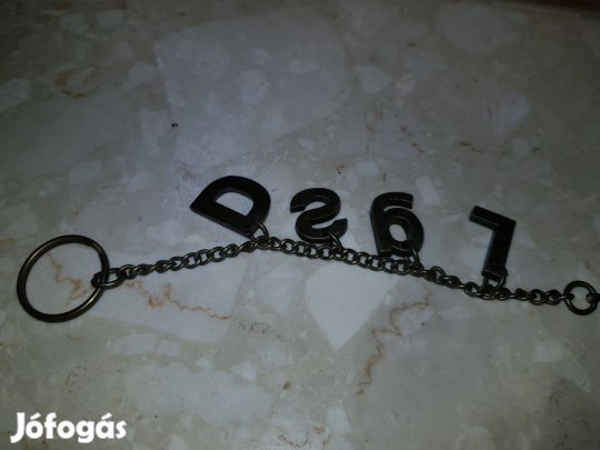 Desigual láncos táskadísz pom-pomos 22cm