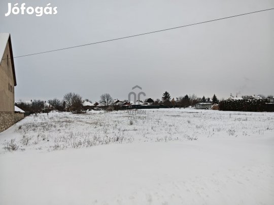 Devecserben, a Kodály Zoltán utcában, 1390 nm-es, építési telek eladó.