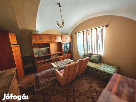 Devecserben, a központban, 46 nm-es, közös udvaros lakóház eladó.