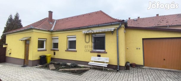 Devecserben, a városközpontban, 95 nm-es, teljesen felújított családi