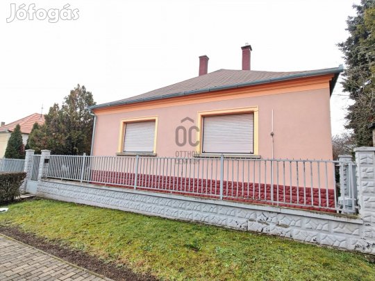 Devecserben, közkedvelt utcában, jó elosztású, 2 szobás családi ház el