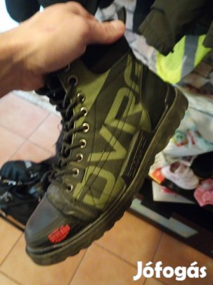 Devergo bakancs jellegű cipő katonai 