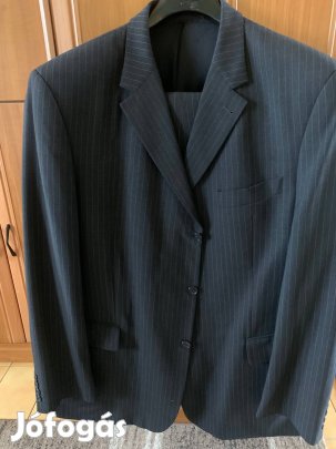 Digel márkájú szürke, csíkos öltöny. Zakó: 60, nadrág:56