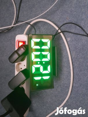 Digitális óra ívelt tükör kijelzővel