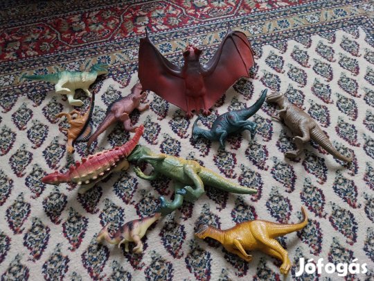 Dinó műanyag állatfigurák és egy nagy denevér