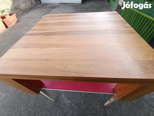 Diófa dohányzó asztal. 15000 Ft
