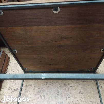 Diófa lapos dohányzó asztal.