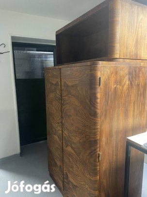 Diófa vitrines szekrény