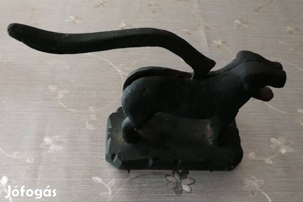 Diótörő öntöttvas Kutya!