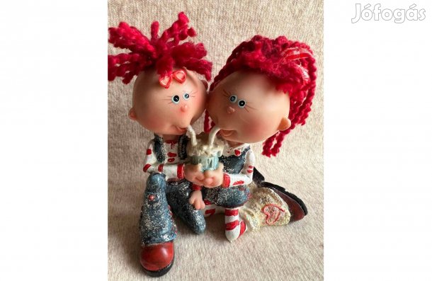 Dísz - figura, piros hajú fiú-lány