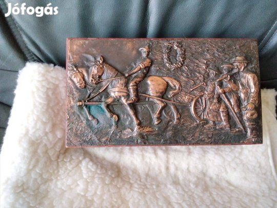 Diszdoboz fából és fémtetővel