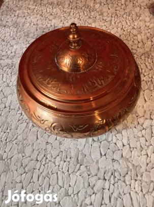 Díszes, kézzel vésett rézedény