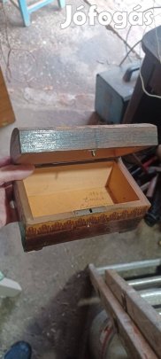 Diszes faragott fa ládika