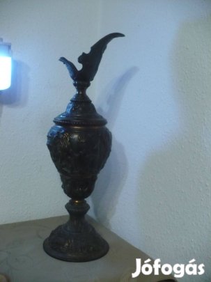 Díszes kidolgozású karaffa eladó