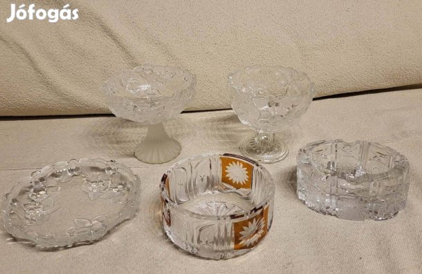 Díszes üveg tálak