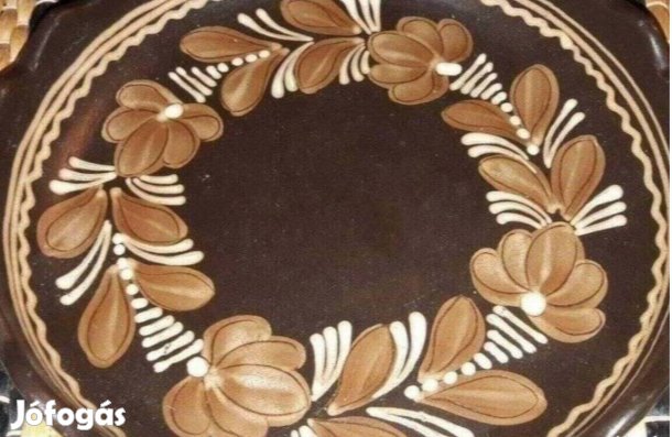 Díszített kerámia tányér