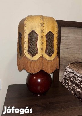 Disznóbőrből készült asztali lámpa