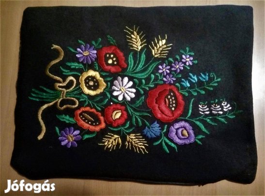 Díszpárnahuzat, kézzel hímzett, posztó, 35 x 48 cm