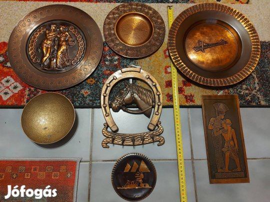 Dísztárgyak,egyben eladók.