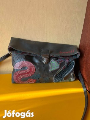 Divatos, márkás táska