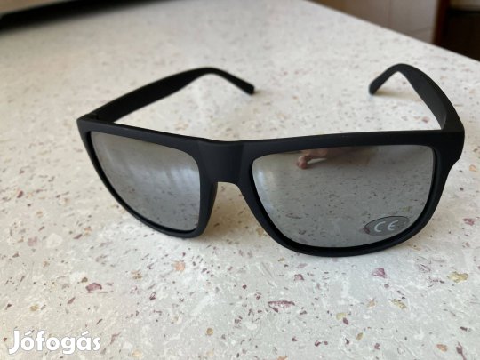 Divatos unisex napszemüveg, ezüst színű lencsékkel