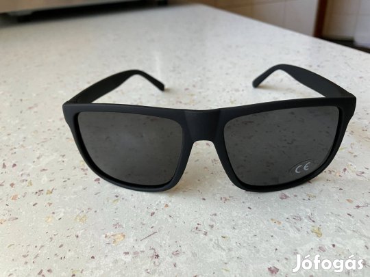 Divatos unisex napszemüveg, fekete polarizált lencsével