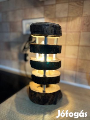 Dizájn fa asztali lámpa, izzóval együtt