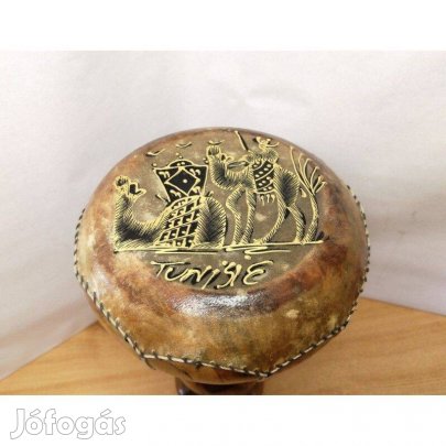 Djembe dob Tunéziából festett szaharai tevés jelenettel, egzotikus