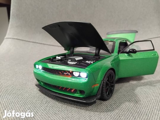 Dodge Challenger 1:24 modellautó 