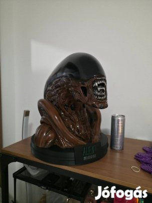 Dog Alien mellszobor